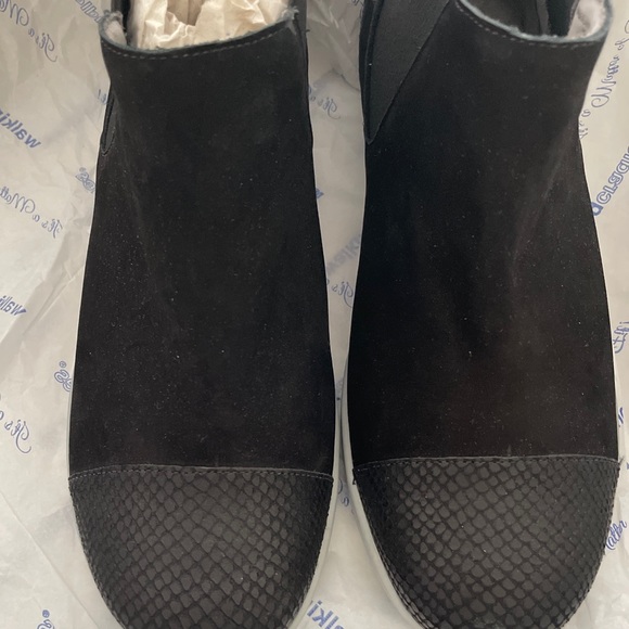 Walking Cradles Osmond Bootie Black Suede Embossed Snakeskin Accent Comfort Shoe - Picture 3 of 9